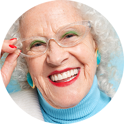 Odontoiatra di DentalPiù Sassari, Sanluri e Nuoro mentre applica una protesi dentale personalizzata per ripristinare il sorriso e la funzionalità dei denti