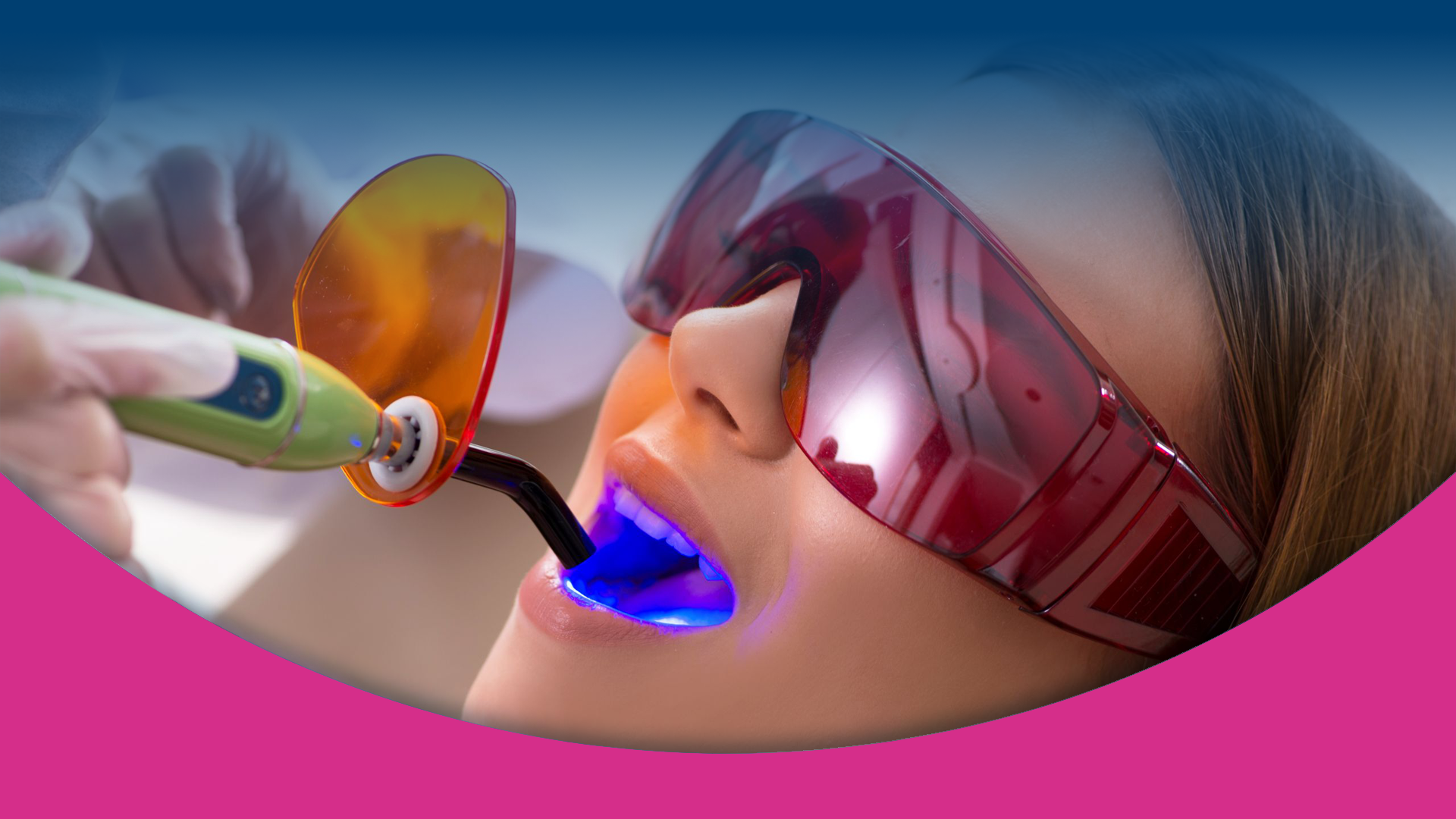 Dentista di DentalPiù esegue una terapia conservativa su una paziente nelle cliniche di Sassari, Sanluri e Nuoro, utilizzando strumenti innovativi per curare le carie e preservare la salute dei denti. torna a sorridere con Dentalpiù
