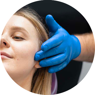 Medico di DentalPiù Sassari, Sanluri e Nuoro in consulto per il trattamento della gnalogia, diagnosticando e trattando mal di testa, vertigini e problemi posturali legati alla funzionalità mandibolare. Specialista in ortodonzia e posturologia, offre soluzioni terapeutiche personalizzate