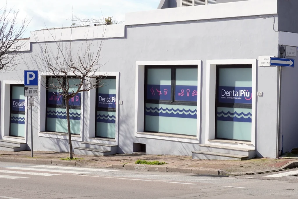Ingresso della clinica odontoiatrica DentalPiù a Olbia
