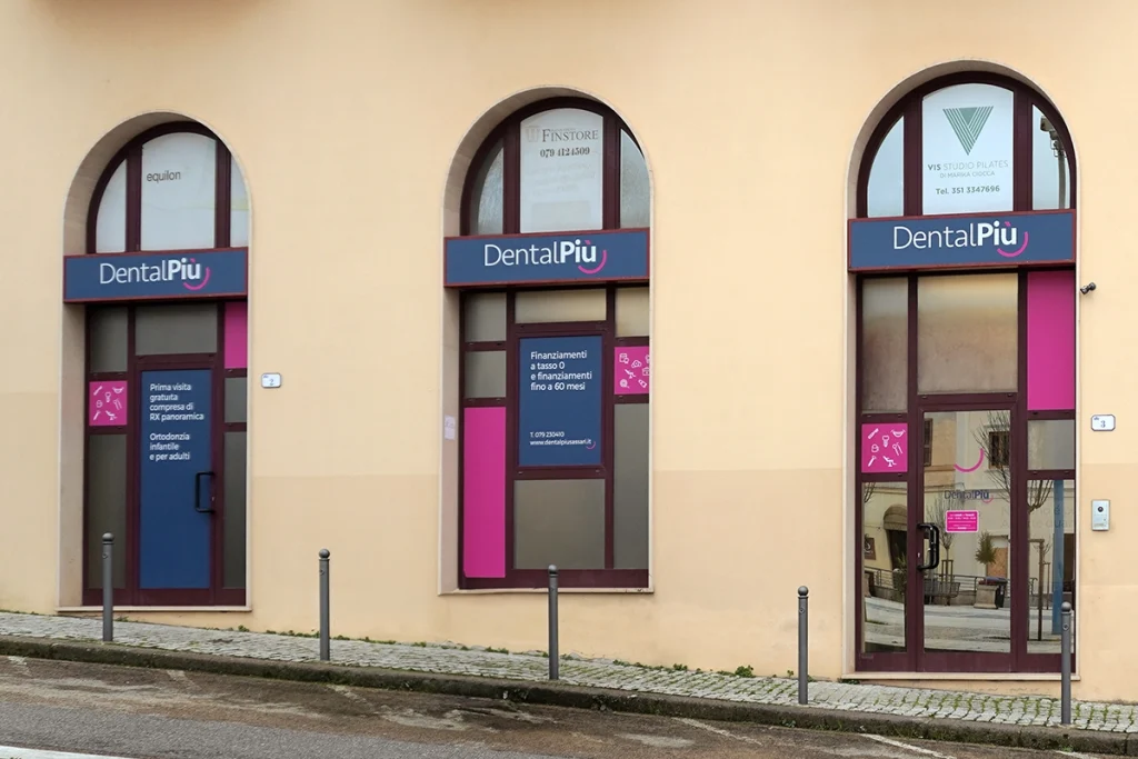 Ingresso della clinica odontoiatrica DentalPiù a Sassari